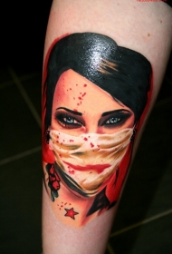 腿部彩色血淋淋的护士肖像纹身图片