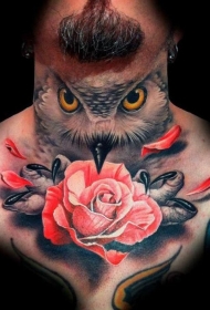 脖子彩色红玫瑰和猫头鹰纹身图案