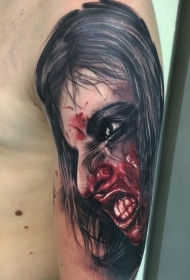 肩部彩色恐怖风格的血腥女人纹身图案