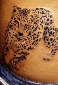 腰部迷人的黑白猎豹纹身图案