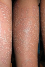 手臂漂亮的白色墨水花纹身图案