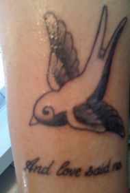 手臂黑灰燕子与英文纹身图案