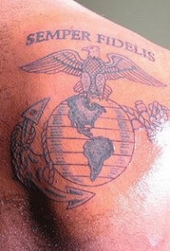 男性肩部美国陆军的纹身图案