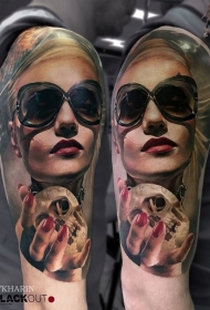 现实主义风格的彩色肩纹身的妇女纹身图片