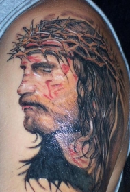 肩部彩色被折磨的耶稣纹身图案