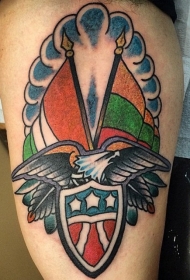 腿部彩色带有盾牌和翅膀的爱尔兰风格纹身