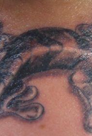 脖子黑棕色蜥蜴纹身图案