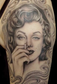 肩部灰色吸烟女郎肖像纹身图案