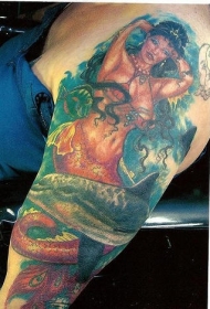 肩部彩色逼真的美人鱼和海豚纹身