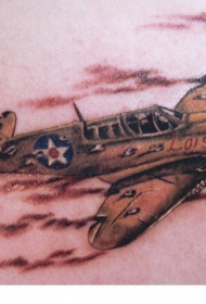 背部彩色逼真的二战飞机纹身图片