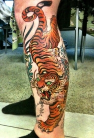 腿部华丽的彩色大恶魔老虎纹身图片