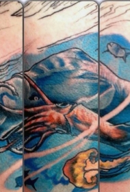 手臂彩色大鱿鱼与水母纹身图片