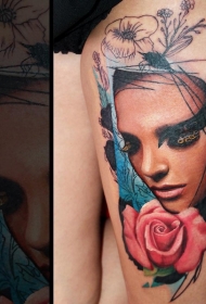 腿部彩色女人与粉红色玫瑰纹身图片