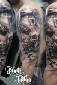 肩部黑灰性感女人与骷髅纹身图案