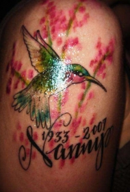 肩部彩色蜂鸟与纪念日纹身图片