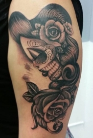 手臂黑棕色墨西哥妇女与玫瑰纹身