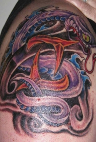 男性肩部彩色蛇纹身图案