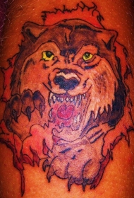 男性腿部愤怒的狼头纹身图案