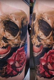 现实主义风格的彩色骷髅和玫瑰纹身图案