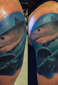 肩部彩色淹死的飞机和大鲨鱼纹身图案