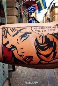 手臂漫画风格的彩色女人纹身图案
