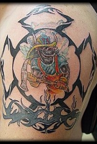 腿部彩色消防员部落纹身图案