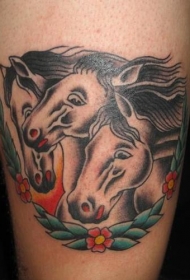 腿部彩色三匹奔跑的马纹身图片