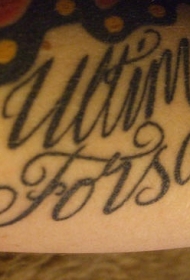 背部黑色拉丁文字母纹身图片