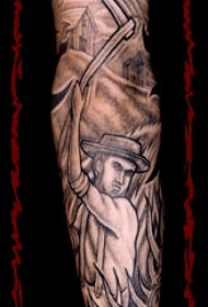 手臂棕色用镰刀的人纹身图案