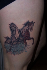 腿部彩色河中的马纹身图案
