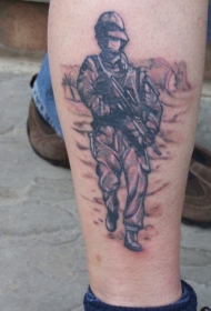 腿部棕色有枪的士兵纹身图案