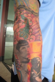 手臂彩色星际旅行主题袖纹身