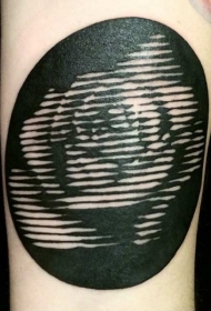 手臂黑色花环式大圆形玫瑰纹身图案