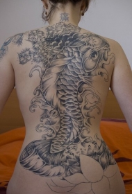 背部日本锦鲤不完整的纹身图案