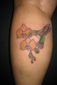 腿部彩色兰花和蜂鸟纹身图案