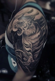 肩部黑灰色老虎与月亮纹身图案