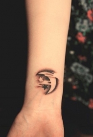 手腕黑棕色星星和月亮纹身图案
