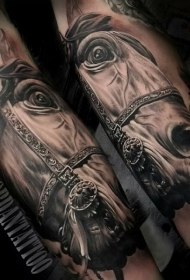 手臂现实主义风格逼真的马纹身图案