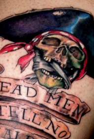 肩部彩色海盗骷髅纹身图案