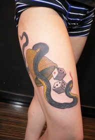 腿部彩色蛇和骰子纹身图片