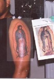 肩部黑棕色圣玛丽瓜达卢佩纹身图案