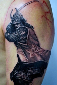 肩部彩色大武士战士与剑纹身图案