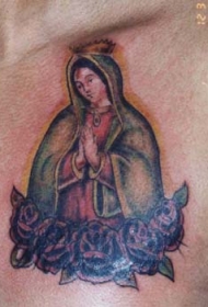 胸部彩色圣玛丽与玫瑰纹身图案