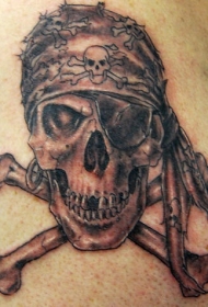 手臂棕色现实的海盗骷髅纹身图片