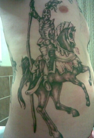 腰侧棕色马上的骑士纹身图案