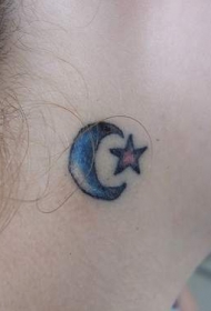 女性颈部月亮与星星纹身图案