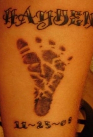 腿部小孩脚印与字母花体纹身
