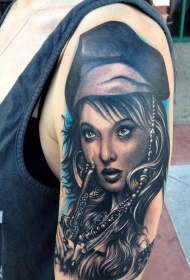 肩部棕色海盗女子肖像纹身图案