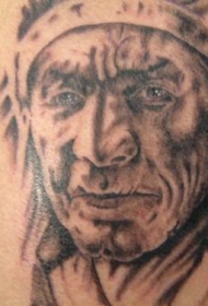 背部棕色老印度肖像纹身图案