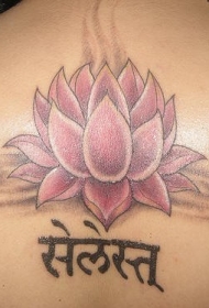 肩部彩色粉红莲花与印度字符纹身